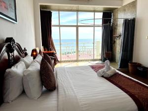 Ein Bett oder Betten in einem Zimmer der Unterkunft Aristocrat Residence & Hotel
