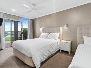 a bedroom with two beds and a window at Yarrawonga Lakeside Apartment 41 in Mulwala