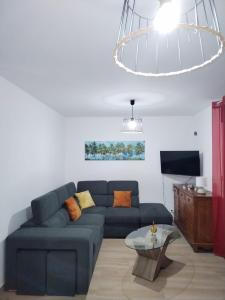 un soggiorno con divano blu e tavolo di Chez Monblanc a Saint-Joseph