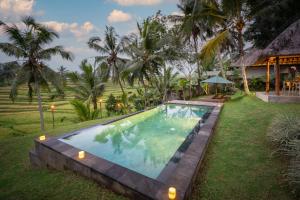einen Pool im Hof einer Villa in der Unterkunft Green Sari Private Villa in Ubud
