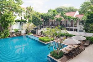 uma imagem de uma piscina num hotel em Woodlands Suites Serviced Residences - SHA Extra Plus em Pattaya North