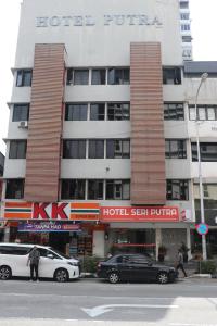 Un hotel con coches aparcados delante. en Hotel Seri Putra, en Kuala Lumpur