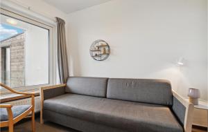 Posezení v ubytování Cozy Apartment In Allinge With Kitchen