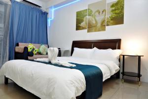 ein Schlafzimmer mit einem Bett und einem Stuhl mit blauen Lichtern in der Unterkunft Shore Residences MOA Dynastel Staycation in Manila
