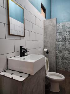 łazienka z umywalką i toaletą w obiekcie Baan Minnie 2 bedroom home 400m from Saikaew beach w mieście Ko Samet