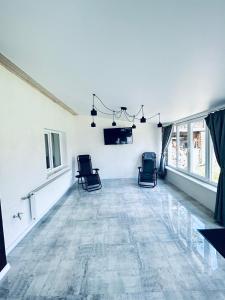 KelechinにあるКотедж Смерекова хата- Пилипецьの椅子2脚、テーブル、窓が備わる客室です。