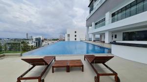 Bazén v ubytování The Penthouse and Suite SGR Melaka nebo v jeho okolí