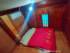 een klein bed achterin een boot bij Xóm măng 2 -xã Long Cốc-huyện Tân Sơn-Tỉnh Phú Thọ 