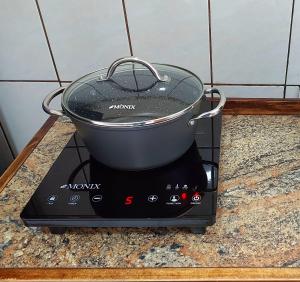 una olla en la parte superior de un horno tostador en Casa equipada en el centro de Puntarenas en Puntarenas