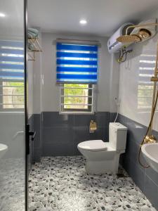 a bathroom with a toilet and a sink at Xuân Hạ Thu Đông Motel in Ha Long