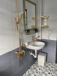 a bathroom with a sink and a mirror at Xuân Hạ Thu Đông Motel in Ha Long