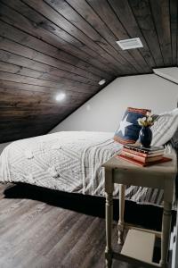um quarto com uma cama e uma mesa com livros em Creed's Cottage at Four Oaks em New Braunfels