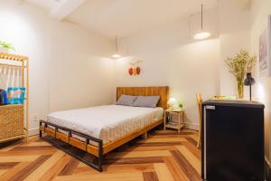 um quarto com uma cama no canto de um quarto em Pasteur Home 3 em Ho Chi Minh