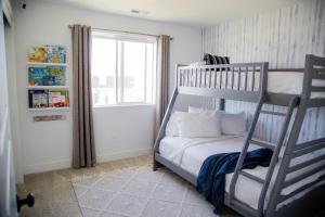 1 dormitorio con litera y ventana en Family, kids, pet friendly neighborhood home, en American Fork