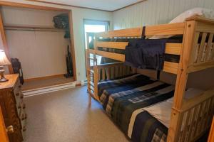 史諾修的住宿－Evergreen Escape At Snowshoe，一间卧室配有两张双层床。