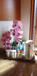 珍南海灘的住宿－Lagoon Residence @ Langkawi，一个带鲜花和杯子的托盘和咖啡壶
