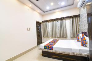 Postel nebo postele na pokoji v ubytování FabHotel Sriya - City Center, Durgapur