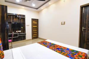 Kuchyň nebo kuchyňský kout v ubytování FabHotel Sriya - City Center, Durgapur