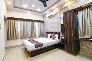 Postel nebo postele na pokoji v ubytování FabHotel Sriya - City Center, Durgapur