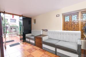 Posezení v ubytování FabHotel Sriya - City Center, Durgapur