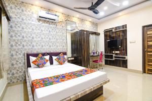 Postel nebo postele na pokoji v ubytování FabHotel Sriya - City Center, Durgapur