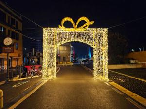 an archway with a christmas decoration on a street at la Dimora del Borgo in Fiumicino