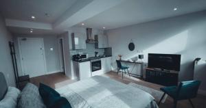a living room with a bed and a kitchen at Market Haven Kingsize Studios Town Centre with Netflix, Business & Leisure travellers, multiple units available in Northampton