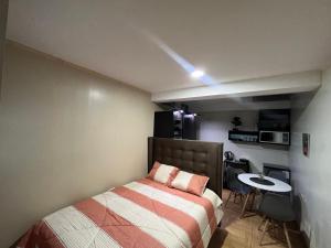 sypialnia z łóżkiem i stołem w obiekcie Habitación céntrica y moderna w mieście Arequipa