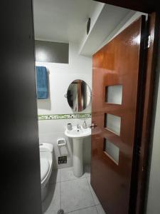 łazienka z toaletą i umywalką w obiekcie Habitación céntrica y moderna w mieście Arequipa