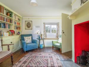Gore Cottage في Powerstock: غرفة معيشة مع كرسيين ونافذة