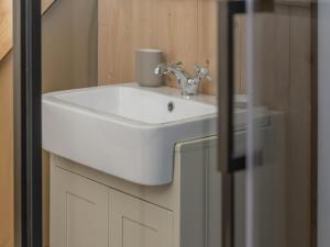 baño con lavabo blanco en una habitación en Lime Kiln Lodge - Ukc6262, en Castle Cary