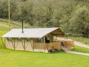 un cenador con una tienda blanca en un campo en Lime Kiln Lodge - Ukc6262, en Castle Cary