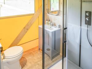 Um banheiro em Horscombe Lodge - Ukc6261