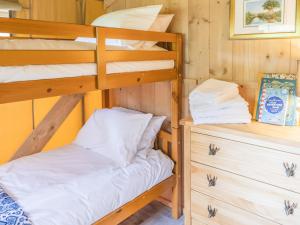 Bunk bed o mga bunk bed sa kuwarto sa Horscombe Lodge - Ukc6261