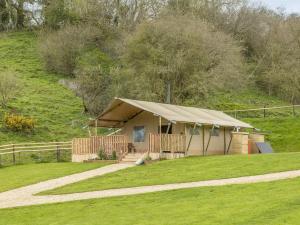 a building with a tent in a field at Horscombe Lodge - Ukc6261 in Castle Cary