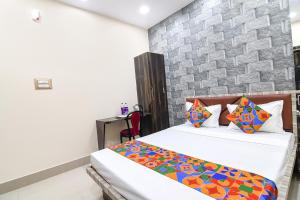 Postel nebo postele na pokoji v ubytování FabHotel Sriya - City Center, Durgapur