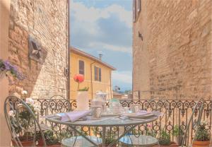 stół na balkonie ze stołem i krzesłami w obiekcie Spello House Patio w mieście Spello