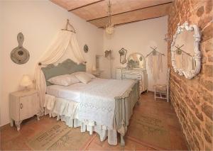 sypialnia z białym łóżkiem i lustrem w obiekcie Spello House Patio w mieście Spello