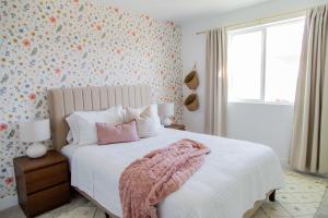 Un dormitorio con una cama blanca con una manta rosa. en Family, kids, pet friendly neighborhood home, en American Fork