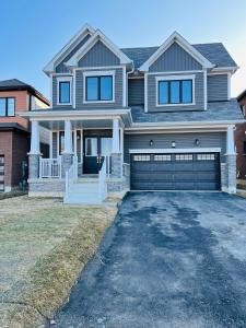 ein großes Haus mit einer Auffahrt davor in der Unterkunft Niagara Falls 2 Bedrooms 1 and half washroom Luxury Basement Apartment in Thorold