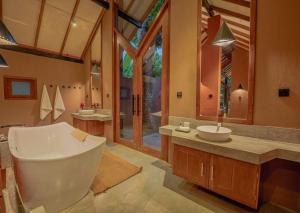 baño grande con bañera y lavamanos en Nisala Villas en Hikkaduwa