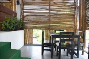 迪馬普爾的住宿－Trinity Villa Dimapur，一间用餐室,配有黑色的桌子和椅子