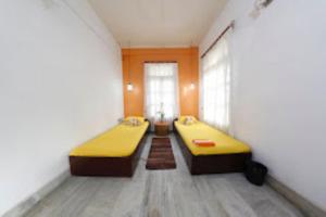 迪馬普爾的住宿－Trinity Villa Dimapur，一间客房内配有两张床的房间
