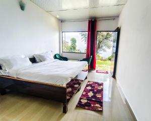 坎納塔爾的住宿－Haut Monde King's Paradise Resort，一间卧室设有一张大床和一个窗户。