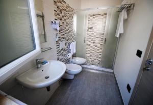 トルトレート・リドにあるNovo Motelのバスルーム(洗面台、トイレ、シャワー付)