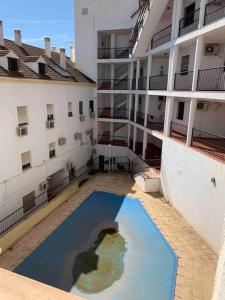 uma piscina de água no meio de um edifício em Apto residencial piscina centro-Parking em Jaén