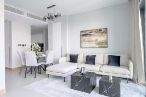 uma sala de estar com um sofá branco e uma mesa em Vida Dubai Marina & Yacht Club Residences no Dubai
