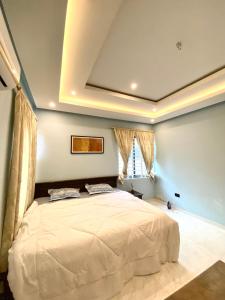 ein Schlafzimmer mit einem großen Bett in einem Zimmer in der Unterkunft Kay’s villa in Kwabenyan