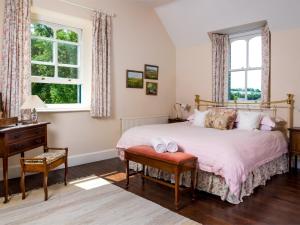 um quarto com uma cama, uma secretária e uma janela em 3 Bed in Brecon Town BN134 em Brecon