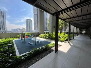 een loopbrug in een gebouw met uitzicht op een stad bij 3 Room Cozy Comfy 1-11 pax Old Klang Road 7 min to Midvalley in Kuala Lumpur